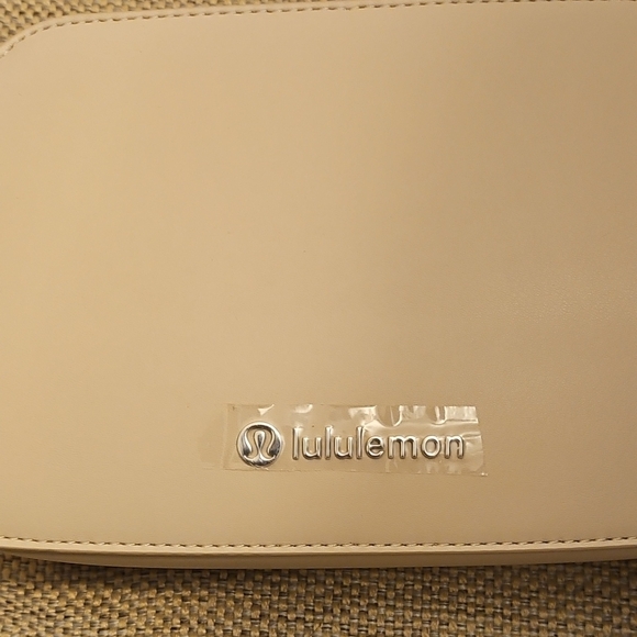 New With TAG)Lululemon Beige Crossbody Bag Cashew And Silver - Picture 3 of 4